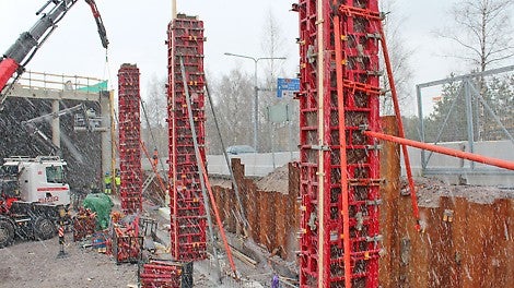 Suomen ilmasto yllätti vaihtelevuudellaan vielä toukokuun puolessa välissä: Lumikuurot eivät olleet pitkiä, mutta sitäkin sankempia. MAXIMO-järjestelmällä valetut pilarit odottavat muotin purkua lumisateen keskellä.