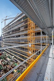 As an alternative to the standard frame variant, PERI UP Easy can also be assembled as a modular H-version using the Easy Standard which provides even greater flexibility. In both variants, PERI UP decking with integrated protection against lifting cover the entire axis dimension. Gaps or offsets are avoided whilst additional gap covering measures are not necessary.