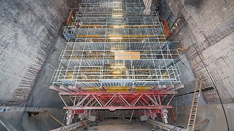 Der fahrbare, 34 m hohe Gerüstbock wurde in der ersten Phase als Plattform für die Strahlarbeiten verwendet, anschließend dient er zusammen mit VARIO GT 24 und MULTIPROP als Schalungsgerüst.