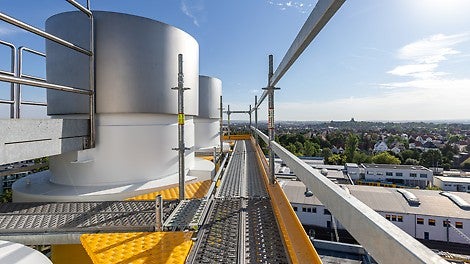 Das PERI UP Arbeits- und Schutzgerüst erlaubte auch in großer Höhe ein sicheres Arbeiten mit hoher Ausführungsqualität.