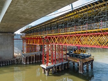 使用ALPHAKIT桁架梁为桥梁中间跨度的两端搭建长达16.25米的底部支撑结构。在接近S8、S9号桥墩位置处搭建ALPHAKIT塔架，并使用VST高强塔架系统在另一端头搭建塔架，支撑两侧的桁架梁结构。