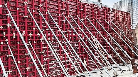 Применение рамной опалубки MAXIMO позволяет получить чистую бетонную поверхность без следов от неиспользуемых анкерных гнезд или гнезд вытекшего раствора.