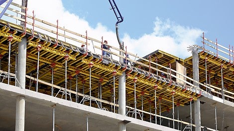 Опалубочные столы со встроенным ограждением создают безопасный периметр.