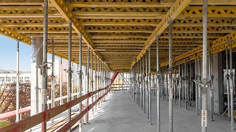 Všechny stropní desky byly na okrajích zabezpečeny proti pádu z výšky nasazeným zábradlím.