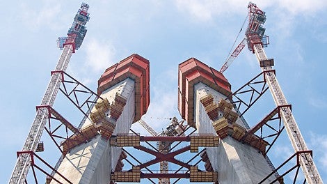 The two A-shaped inclined bridge pylons of the spectacular Bosphorus Bridge steadily rise up into the air with the PERI ACS climbing formwork system finally reaching a height of over 300 m.