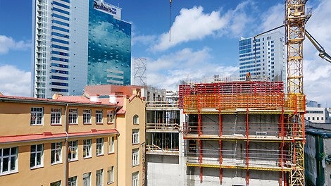 Kolm uut hoonet integreeriti olemasolevasse keskkonda, mis koosneb ajaloolistest majadest ja uutest kõrghoonetest. (Foto: PERI GmbH)<br/>