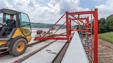 Trotz der großzügig dimensionierten Arbeitsräume wiesen die PERI Hängegerüste ein geringes Gewicht auf: Inklusive Ballast wog jede Einheit nur 4 t und ließ sich dadurch mittels herkömmlichem Baugerät schnell und einfach in Längsrichtung verfahren.