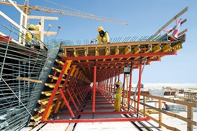 Dank standardisierter Verbindungsbauteile und Passbolzenverbindungen erfolgt die Montage auf der Baustelle zeit- und kosteneffizient<br/>