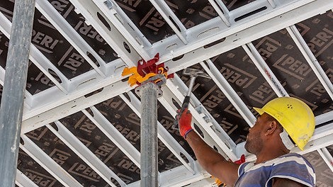 Die besondere Konstruktion des Absenkkopfes der SKYMAX Deckenschalung minimiert die Schalzeiten und ermöglicht das Arbeiten in Takten, denn so lassen sich Deckenabschnitte früher ausschalen.