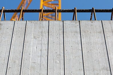 Die sehenswerte Betonoberfläche mit der gewünschten Brettstruktur ließ sich durch halbrunde Einfräsungen in die werkseitig auf die MAXIMO Struktur Rahmenschalung aufgebrachten 3S-Schalungsplatten erreichen.<br/>(Foto: PERI Deutschland)<br/>
