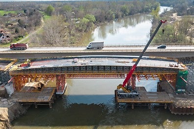 主桥为三跨的预应力混凝土结构，跨度分别为45+70+45米。