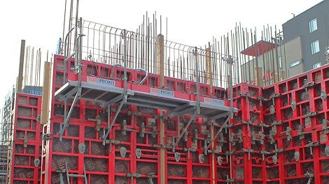 MAXIMO-järjestelmään kiinnitettävä MXK-työtaso asennetaan muotin ollessa maassa, ja on näin ollen turvallinen ja nopea asentaa.