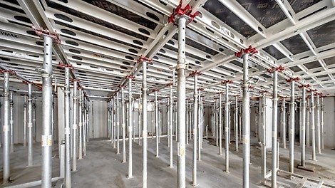 Zum Schalen der Tiefgaragendecke verwendete das Rupp Team die SKYMAX Großpaneel-Deckenschalung mit dem Stützkopf.