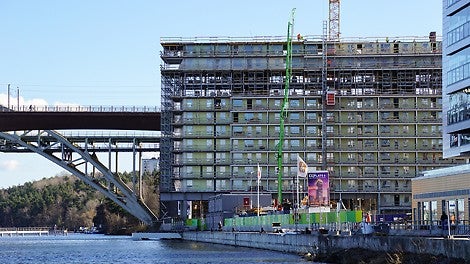 Brohuset kommer att fungerar som ljudbarriär för resten av Liljeholmskajen. I bakgrunden syns gamla och nya järnvägsbron. 