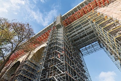 Die Bauteile des PERI UP Gerüstbaukastens sind für Überbrückungen mit Spannweiten von 4 m bis zu 12 m im Regelaufbau optimal geeignet. <br/>