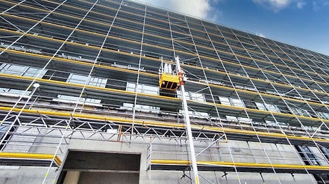 Die Masten des Alimak STS 300 sind im Handumdrehen durch zwei Standardriegel aus dem PERI UP Gerüstbaukasten mit dem Gerüst verbunden.<br/>