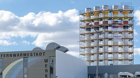 Die fünf Schornsteine des Blockheizkraftwerks Gotha-West ragen wie eine Landmarke 30 m in die Höhe.