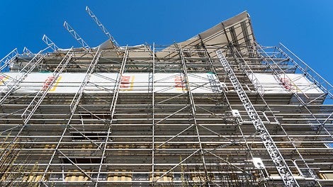 Oprava fasády a střechy činžovního domu v Praze