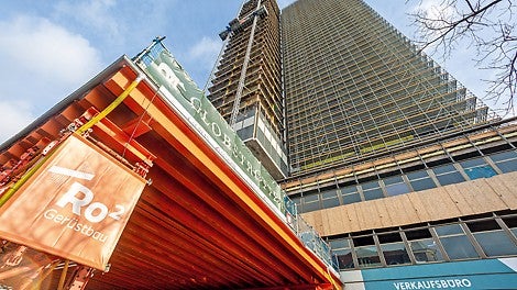 Eine weit gespannte Überbrückungskonstruktion auf Basis des VARIOKIT Ingenieurbaukastens von PERI dient als Schutzdach und zentrale Andienungs- und Lagerfläche.