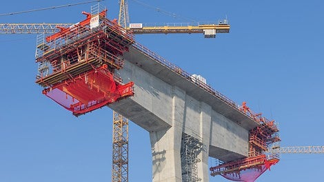 Die Überbauhöhe verjüngt sich kontinuierlich: ausgehend von 8 m Höhe am Hammerkopf bis 4 m Höhe am jeweiligen Lückenschluss in Brückenmitte.