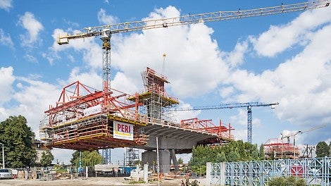 Thanks to the detailed planning provided by PERI engineers and high flexibility of the PERI balanced cantilever equipment, the superstructure of the cable stay bridge could be completed according to the schedule.