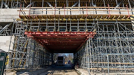 Vodorovné přemostění tvořily ocelové nosníky HDT 880, dlouhé 8,80 m ze systému HD 200, nesoucí tíhu až 560 tun.