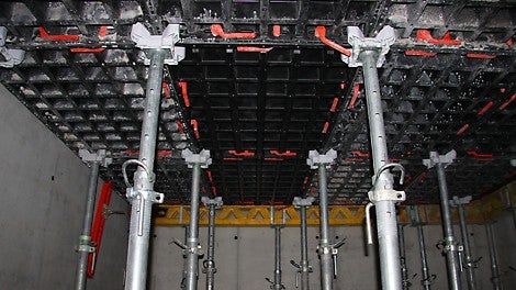 Harmaa terästuen pää DFH kiinnitetään ilman työkaluja PEP Ergo -holvitukeen, ja tuki sijoitetaan holvielementtien nurkkiin.