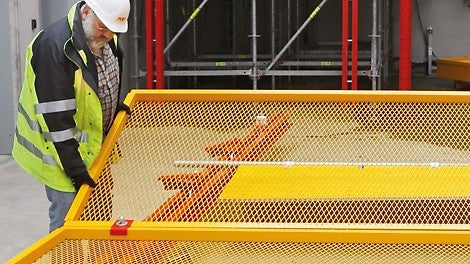 Aucune grue n&#039;est nécessaire pour le montage de la protection légère grillagée. Les éléments sont déplacés manuellement.<br/>