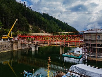 Системата е подпряна в тялото на водната кула, рехабилитирания стълб и зад устоя