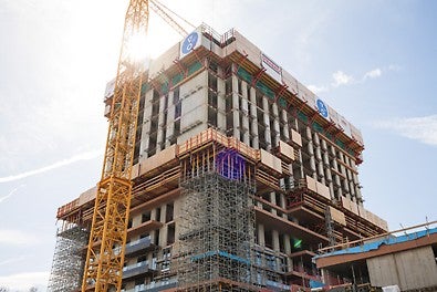 V2C9 Grünblick - Wien<br/>PERI UP Rosett Stützturm und VARIO Stahlriegeltischen, <br/>Balkontische als auch Windschildbühnen sind speziell angefertigte kranversetzbare Sonderlösungen
