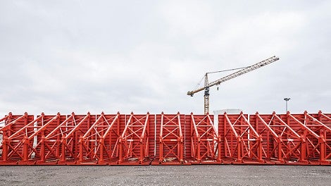 Insgesamt liefert PERI Schalungsmaterial für die Fertigstellung von 79 Standard-Tunnelelementen, die jeweils 217,00 m lang und 73.000 t schwer sind. 