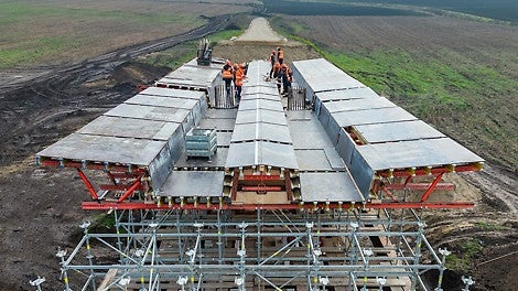 桥梁上部结构模板结构在派利工厂完成预组装，节约了大量时间。