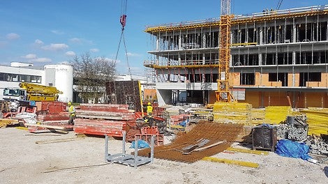 Podopretie balkónov bolo riešené dvomi spôsobmi. Buď kombináciou SRU závor a s podopretím SLS, alebo pomocou podperného systému PERI UP Flex.