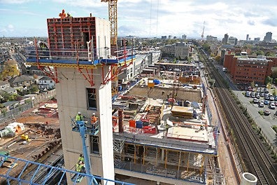 Libre de riesgos de tropiezos delante y detrás del encofrado ya que el revestimiento de la plataforma se coloca sobre los soportes (válido para CB 240)