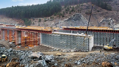 Za izradu armiranobetonskih stubova korišćene su CB/VARIO jedinice penjajuće oplate. Oplata glavnog nosača bila je poduprta PERI UP tornjevima sa ramom i VARIOKIT tornjevima za velika opterećenja, prilagođenim uslovima na gradilištu.