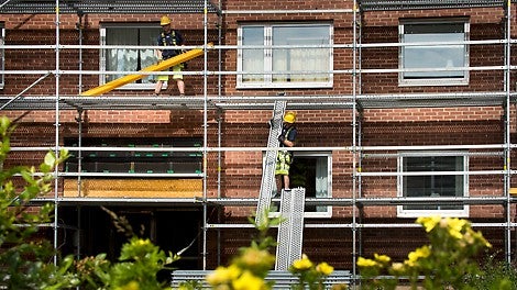 Halkskydd där alla stålplan har integrerad lyftspärr och halksäker yta med perforering.