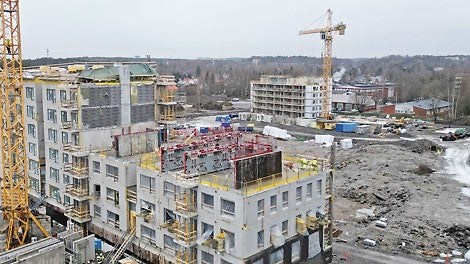 Pukkilan työmaalla on käytössä laajalti PERI-järjestelmiä: MAXIMO- sekä lämmitettävä MXH-seinämuottijärjestelmä, FB 180 -niveltyötasot, MULTIFLEX-holvimuotti, MULTIPROP-parveketuennat sekä vanerit.