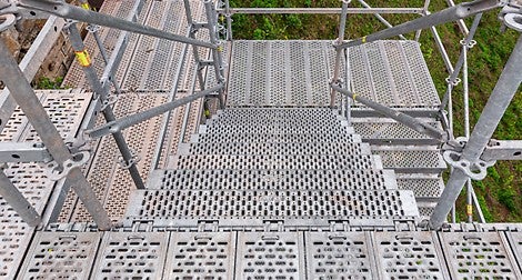 Die perforierten Belagstufen sind rutschsicher - auch beim Begehen mit ölverschmierten Schuhen.<br/>