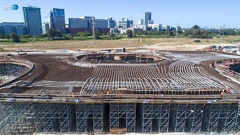 חזית מגדלי התמיכה - המגדלים מחוברים ליצירת קשיחות אופקית