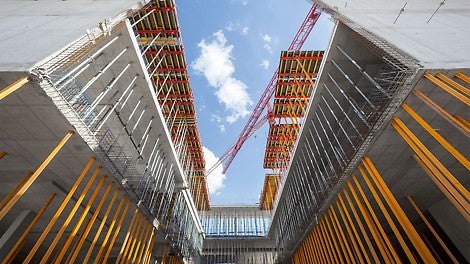 Die Herstellung der Geschossdecken erforderte eine Durchstützung über 3 Geschosse hinweg mittels tragfähiger MULTIPROP und PEP Deckenstützen. Oben sorgten die Faltbühne FB 180, die MAXIMO Wandschalung und die TRIO Säulenschalung für die Einhaltung der hohen Tempovorgabe durch die SKYDECK.