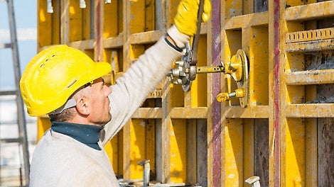 Die kundeneigene, in Markgraf-Firmenfarbe gepulverte PERI MAXIMO beschleunigte das Schalen der Wände. Für die Aufzugs- und Treppenhausschächte wurde die Schachtecke MX verwendet.