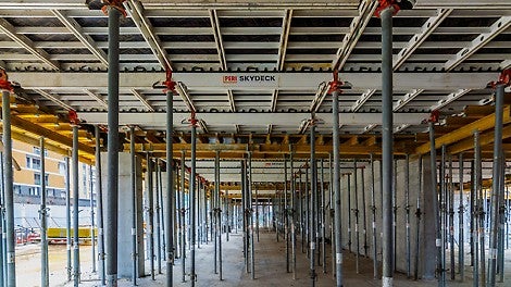 使用自重轻、操作简单、快速的SKYDECK楼板模板系统，不仅缩短了混凝土作业时间，（下落式柱头能够实现模板的早拆，减少材料的备货量）。