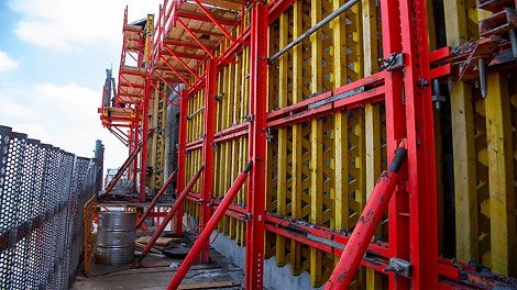 מערכת ואריו ליציקת קירות גרעין בגובה 4 מ&#039;, הכוללת פלטפורמות מטפסות מסוג CB240 המאפשרות גרעין המקדים את התקרות.