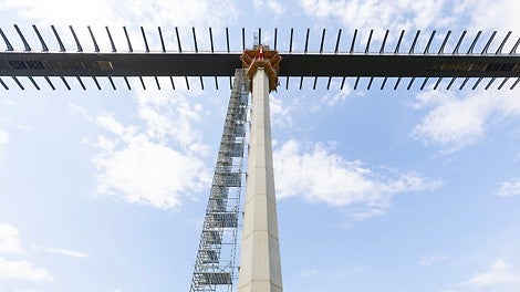 Acht schlanke, bis zu 70 m hohe Stahlbetonpfeiler tragen die Brücke über das Gottleubatal, die Stützweiten betragen zwischen 68 m bis 124 m.<br/>