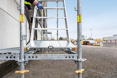 Snadno ovladatelné schodiště z hliníku. Montáž probíhá téměř bez dalších svorek nebo šroubů.