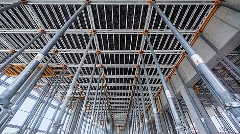 Sinnvoll ergänzt wird das Schalungssystem SKYMAX durch die PERI PEP Ergo Deckenstützen, die sich durch eine deutlich über der Norm liegenden Tragfähigkeit auszeichnen.