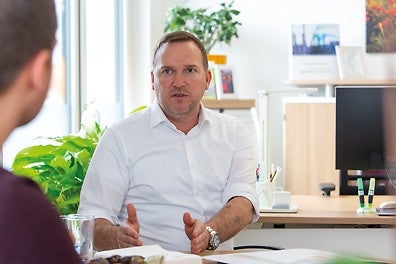 Sein Unternehmen und auch er selbst gelten als Vorreiter bei der Digitalisierung im Industriegerüstbau.