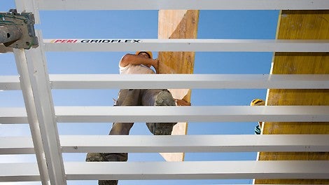 After the assembly process has taken place, the closed girder grid can be safely accessed for installing the formlining.<br/>