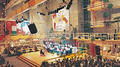 &lt;p&gt;PERI hat 13 Niederlassungen in Deutschland, 22 Tochtergesellschaften und betreut &amp;uuml;ber 4.000 Kund:innen weltweit. Das Portfolio umfasst mehr als 2000 Produkte. In Wei&amp;szlig;enhorn wird die neue Ausstellungshalle f&amp;uuml;r Produktvorf&amp;uuml;hrungen fertiggestellt.&amp;nbsp;1992 wird in &amp;Ouml;sterreich die PERI Tochtergesellschaft gegr&amp;uuml;ndet.&lt;/p&gt;<br/>