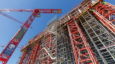 Zur Abtragung der hohen Lasten unterhalb der auskragenden Hochhausgeschosse kombinierten die PERI Ingenieure ein räumlich ausgebildetes Traggerüst aus dem PERI UP Gerüstbaukasten mit VST Schwerlasttürmen des VARIOKIT Ingenieurbaukastens.